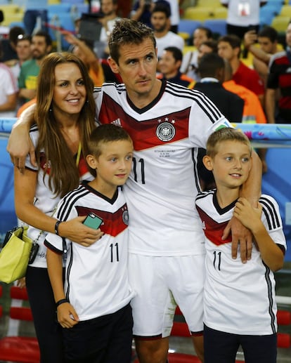 Miroslav Klose posa con su esposa Sylwia Klose y sus hijos genelos, Noah y Luan