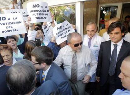 Juan José Güemes sale entre manifestantes del hospital Gregorio Marañón el 30 de septiembre.