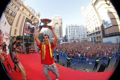 Calderón levanta el trofeo en la plaza de Callao, llena de gente.