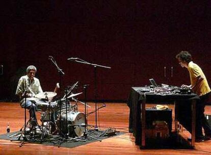 Kieran Hebden y Steve Reid durante el concierto de presentación de su nuevo disco 'Tongues' en Madrid
