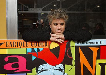 Pedro Almodóvar, junto a un cartel de su última película.