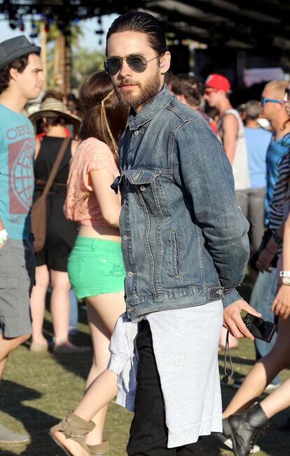 El actor Jared Leto, con barba, cazadora vaquera y gafas de sol de aviador.