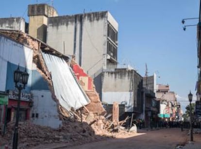 El cine Parravecini, reducido a escombros en el centro de Tucumán.