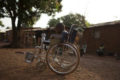 Giovanni Mougounou de 10 a?os, que perdi ambas piernas en abril de 2013, empuja su silla de ruedas cerca de su casa en el distrito de Boy Rabe en la capital Bangui (Repblica Centroafricana).