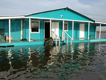 Una casa de la isla de Jean Charles, rodeada por las aguas.