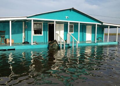 Una casa de la isla de Jean Charles, rodeada por las aguas.