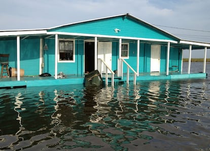 Una casa de la isla de Jean Charles, rodeada por las aguas.