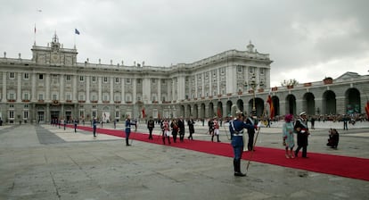 El rey emérito Juan Carlos, del brazo de su hermana Pilar de Borbón, cruza la plaza de la Armería del Palacio Real, camino a la contigua catedral de la Almudena, acompañados por el repicar de las campanas. Desde hacía casi un siglo no tenía lugar una boda real en España. Fue precisamente la de sus abuelos, los reyes Alfonso XIII y Victoria Eugenia, el 31 de mayo de 1906.