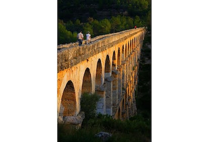 L'antiga ciutat romana de Tarraco, a Tarragona, va ser un dels principals nuclis urbans d'Hispania durant l'imperi romà. Era capital de la Hispania Citerior. Entre les restes que encara es poden observar queden els fonaments de les grans muralles del Quarter de Pilats i l'aqüeducte romà de les Ferreres o pont del Diable, que es pot veure a la imatge. Es tracta d'un pont de 217 metres de llarg que arriba als 27 metres d'alçària.