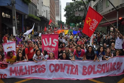 Mulheres na rua Augusta, região central de São Paulo, durante a marcha do Dia Internacional da Mulher.