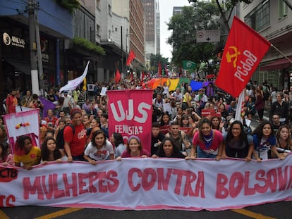 Mulheres na rua Augusta, região central de São Paulo, durante a marcha do Dia Internacional da Mulher.