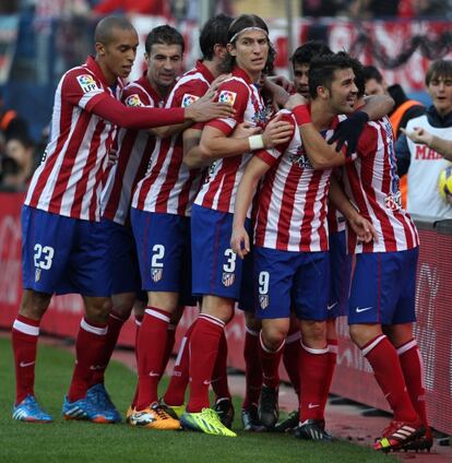 Los jugadores del Atl&eacute;tico celebran el gol de Villa.