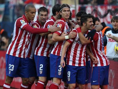 Los jugadores del Atl&eacute;tico celebran el gol de Villa.