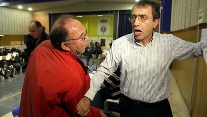 El exgerente de la cooperativa de L’Aldea, Daniel Ferré, increpado ayer por un afectado.