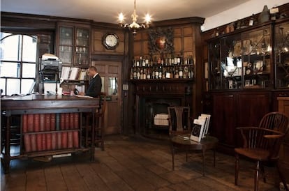 Maderas nobles, botellería de primera y un irresistible sabor británico en el los locales de Berry Bros & Rudd, en Londres.