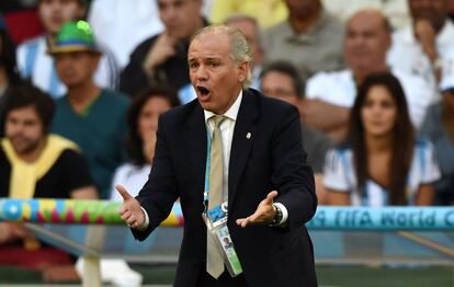 Alejandro Sabella fala com seu time na partida contra a Alemanha.