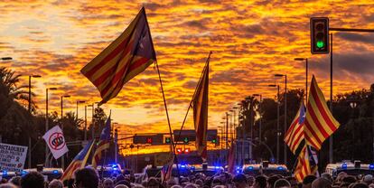 Centenares de personas se concentraron este lunes, en la avenida Diagonal de Barcelona, cerrada al tráfico desde primera hora de la tarde, para protestar contra la visita que hizo el rey a la capital catalana, ante un Palacio de Congresos blindado desde el domingo por la policía.