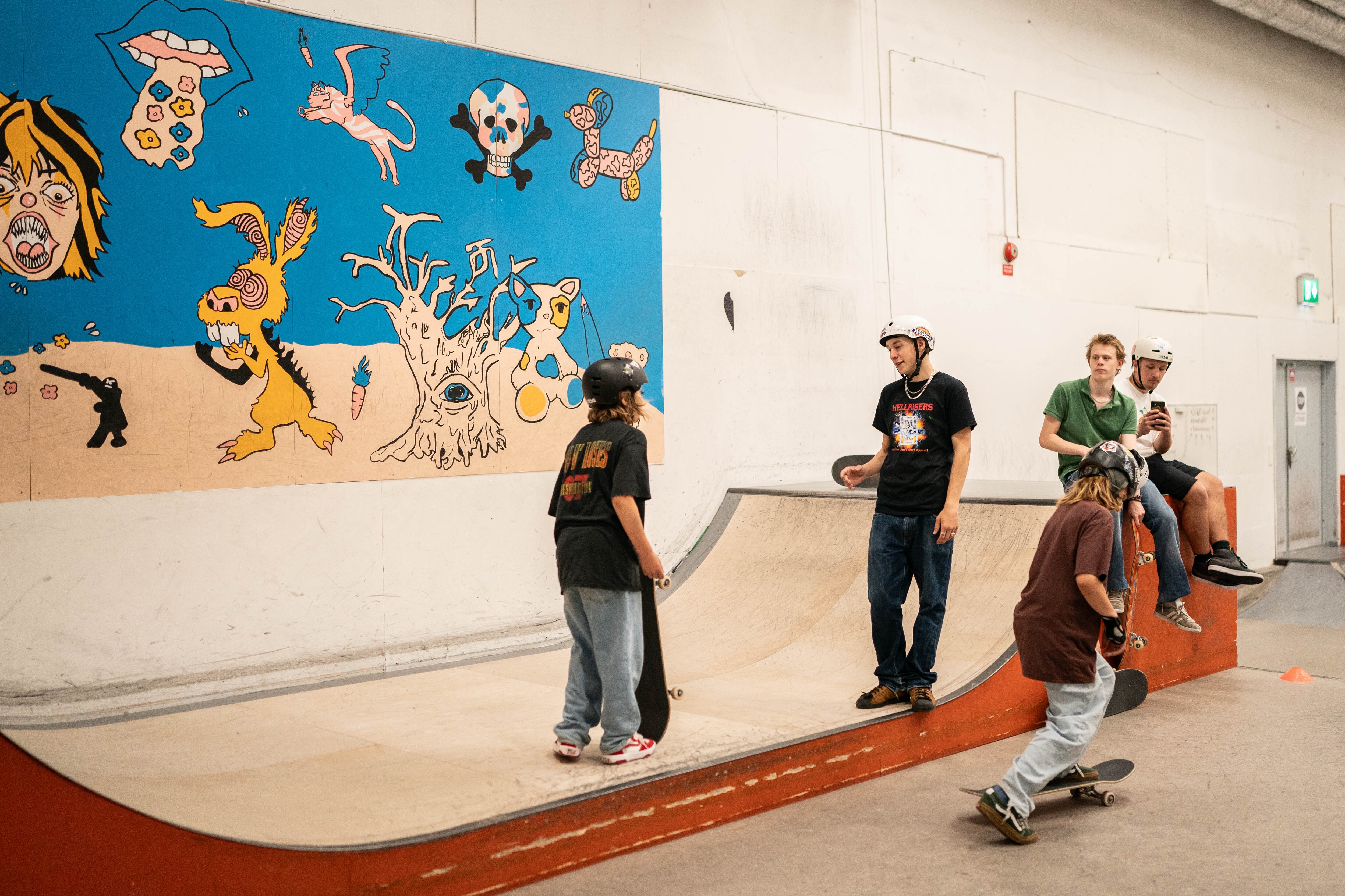 Jóvenes suecos practican skateboard en el Centro Juvenil de Prevención del Delito de Fryshuset en Estocolmo, en junio de 2024.