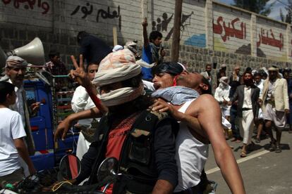 Un manifestante es evacuado tras resultar herido durante las protestas frente a la embajada en Saná .