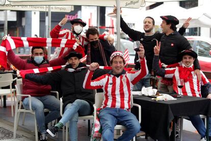 Aficionados del Athletic, en una terraza de Bilbao antes de la final de la Copa del Rey.