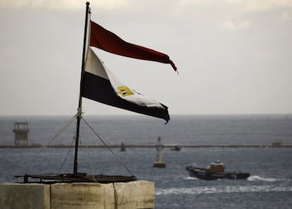 Una bandera de Egipto ondea rota en Port Said.
