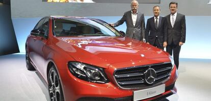 El presidente de Daimler, Dieter Zetsche (izq); el director financirero, Bodo Uebber (2&ordm; dcha), y el director de veh&iacute;culos comerciales de Daimler, Wolfgang Bernhard, posan junto a un Mercedes Benz Clase E