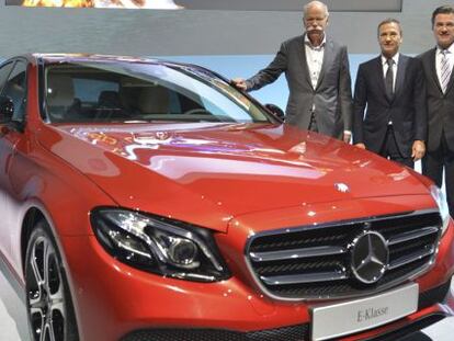 El presidente de Daimler, Dieter Zetsche (izq); el director financirero, Bodo Uebber (2&ordm; dcha), y el director de veh&iacute;culos comerciales de Daimler, Wolfgang Bernhard, posan junto a un Mercedes Benz Clase E