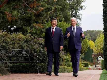 El presidente de EE UU, Joe Biden, levanta el pulgar durante un paseo junto a su homólogo chino, Xi JInping, durante la cumbre bilateral del miércoles.