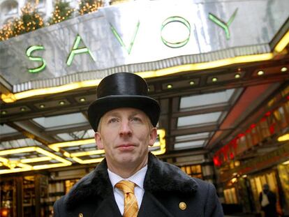 La entrada del hotel Savoy.