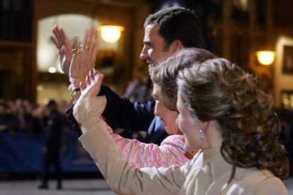 La reina Sofía, Letizia y Felipe saludan a su llegada a la entrega de los últimos Premios Príncipe de Asturias en Ovedo