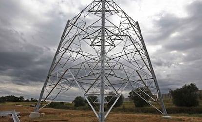 Una imatge de la primera torre de molt alta tensió que es va instal·lar.