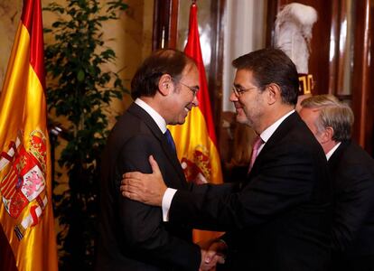 El presidente del Senado, P&iacute;o Garc&iacute;a Escudero, saluda al ministro de Justicia, Rafael Catal&aacute;, durante la recepci&oacute;n en el Congreso por el D&iacute;a de la Constituci&oacute;n.