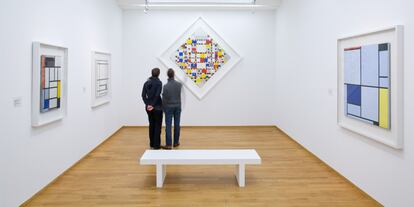 Dos visitantes observan una de las obras en el Museo Municipal de La Haya.