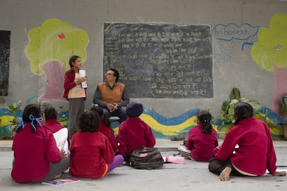 Tras conseguir su admisión en la escuela pública, Rajesh sigue dándoles lecciones de apoyo bajo el puente del metro, abarrotado de niños y niñas que quieren aprender más.