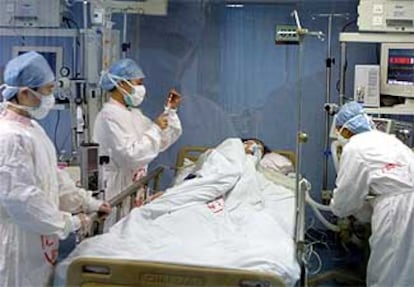 Un equipo de médicos atiende a un paciente de neumonía en Guangzhou, al sur de China.