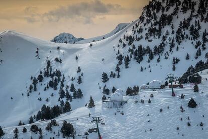 Los domos de Las Mugas, en la estación de esquí de Formigal, en el Pirineo de Huesca.