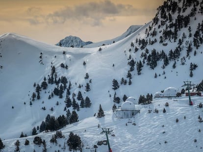Los domos de Las Mugas, en la estación de esquí de Formigal, en el Pirineo de Huesca.