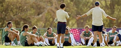 Scolari (derecha), junto a uno de sus ayudantes, se dirige a los jugadores portugueses durante el entrenamiento en Alcochete.
