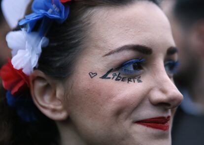 Una simpatizante de Macron con la palabra "Libertad" escrita en su cara.