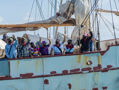 La comitiva zapatista se despide al salir rumbo a Europa, en el muelle de Isla Mujeres, Quintana Roo, el día de hoy.