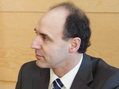 El presidente de Cantabria, Ignacio Diego (d), recibe al embajador de Panamá en España, Roberto Arango (i), antes de la reunión que han mantenido hoy ambos en la sede del Gobierno de Cantabria.