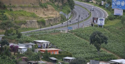 Autopista en el oeste de la capital del país.