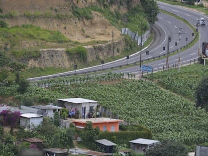 Autopista en el oeste de la capital del país.