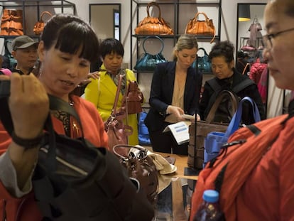 Turistas chinos comprando en una tienda de La Roca Village, en Barcelona.