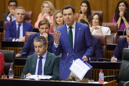 El presidente de la Junta de Andalucía, Juan Manuel Moreno, durante la sesión de control en el Parlamento autónomo.