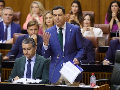 El presidente de la Junta de Andalucía, Juan Manuel Moreno, durante la sesión de control en el Parlamento autónomo.