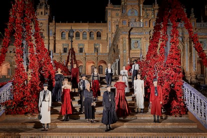 La diseñadora Maria Grazia Chiuri (en primera fila, tercera por la izquierda), rodeada de algunas de las modelos que presentaron su colección Crucero 2023 para Dior en la plaza de España de Sevilla.