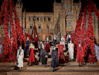 La diseñadora Maria Grazia Chiuri (en primera fila, tercera por la izquierda), rodeada de algunas de las modelos que presentaron su colección Crucero 2023 para Dior en la plaza de España de Sevilla.