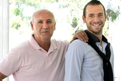 Toni y Roberto Soldado, ayer en la ciudad deportiva del Valencia.