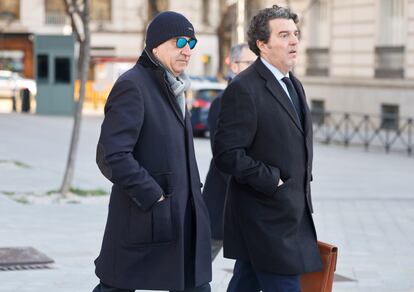 A la izquierda, con gorro y gafas de sol, el empresario Juan Carlos Cueto, este miércoles, a su llegada a la Audiencia Nacional, en Madrid.